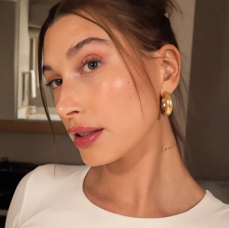 2a69593c-6616-412f-9085-b55efdb4af7c Inside Hailey Bieber’s Morning Routine (And How to Copy It)